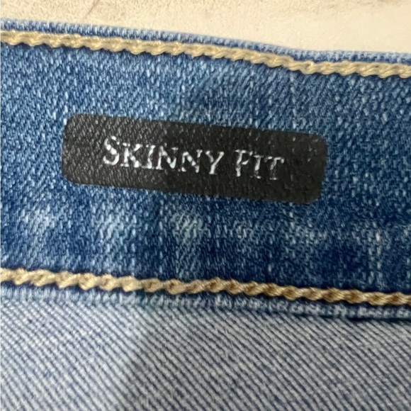 Judy Blue Light Wash Skinny Fit Distressed Jean - 11/30 - Picture 13 of 14